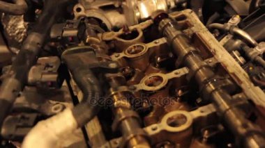 yakın çekim araba motoru garajda patladı
