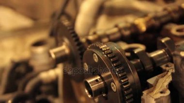 yakın çekim araba motoru garajda patladı