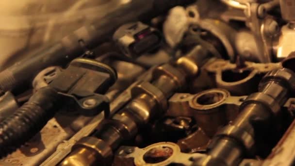 Close-up ontplofte de motor van de auto in de garage — Stockvideo
