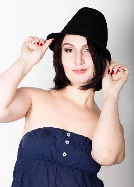 Primer plano retrato de hermosa mujer joven sexy en sombrero negro, posando — Foto de Stock