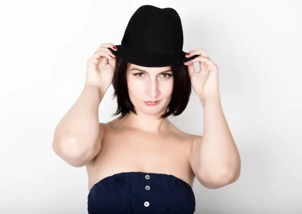 Primer plano retrato de hermosa mujer joven sexy en sombrero negro, posando — Foto de Stock