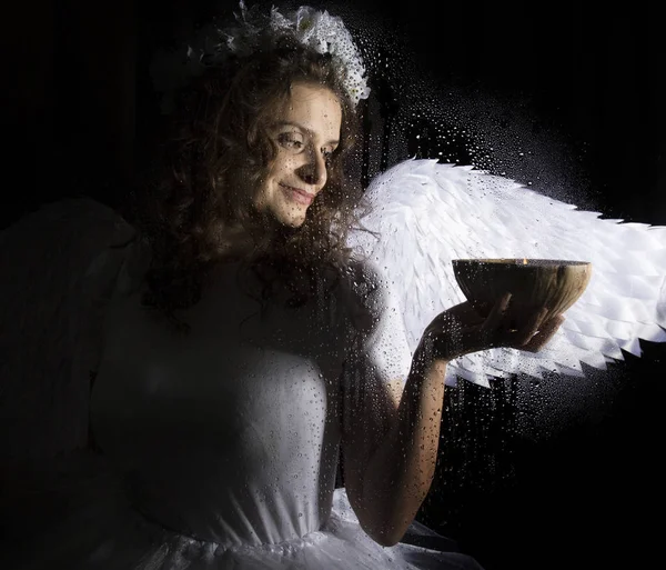 Портрет ангела і диявола жінок на темному тлі, за прозорим склом, вкритим краплями води . — стокове фото