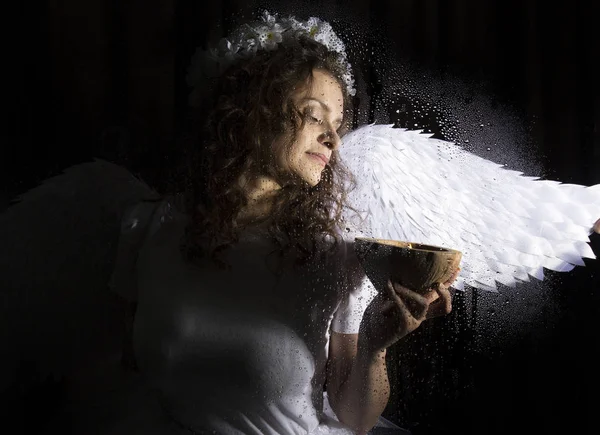 Портрет ангела і диявола жінок на темному тлі, за прозорим склом, вкритим краплями води . — стокове фото