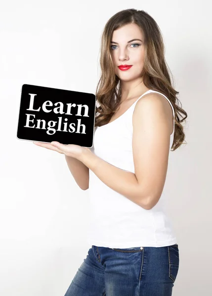Lära sig engelska Skrivet den virtuella skärmen. teknik, internet och nätverk koncept. vacker kvinna med bara axlar holding pc tablet — Stockfoto