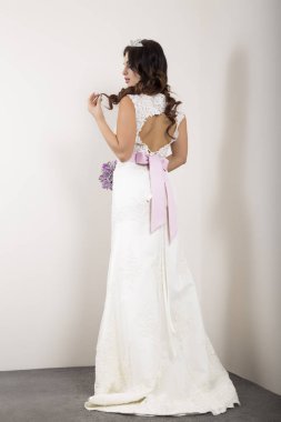 Profesyonel makyaj ile beyaz gelinlik giyen güzel genç gelin