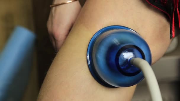 Vrouw heeft een vacuüm-roller massage, inwikkeling van probleemgebieden. Professionele apparatuur voor cosmetische kliniek. — Stockvideo