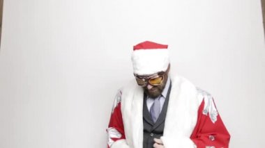işadamı ile bir takım elbise Noel gülümseyen ve komik dans,