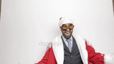 işadamı ile bir takım elbise Noel gülümseyen ve komik dans,