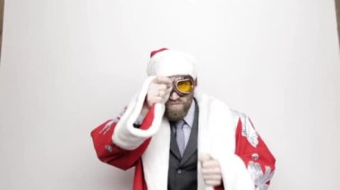 işadamı ile bir takım elbise Noel Baba silme gözlük gözleri için elini kaldırdı ve mesafe içine görünüyor