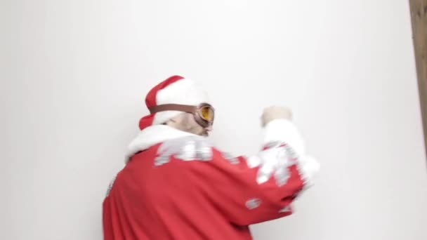 Zakenman in een pak van Santa Claus glimlachend en grappig dansen, — Stockvideo