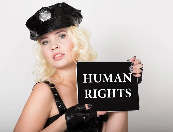 Lidská práva na obrazovce. technologie, internet a sítě koncept. Krásné ženské policejní důstojník drží pc tablet — Stock fotografie