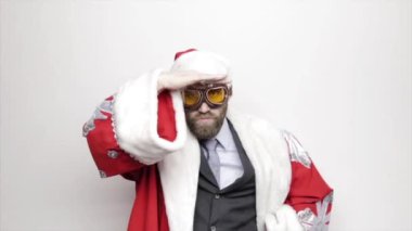 işadamı ile bir takım elbise Noel Baba gözleri için elini kaldırdı ve mesafe içine görünüyor