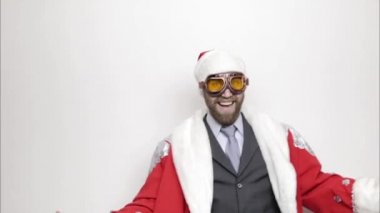 işadamı ile bir takım elbise Noel gülümseyen ve komik dans,