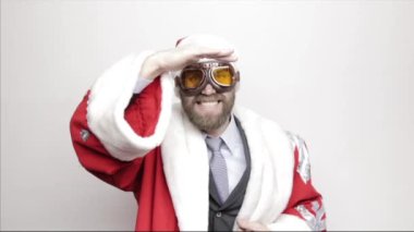 işadamı ile Noel Baba gülümseyerek ve komik dans ve mesafe içine görünüyor bir takım elbise,