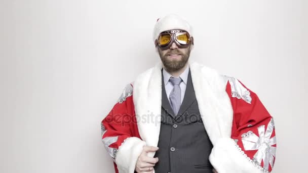 Бизнесмен в костюме Санта-Клауса поднял руку на глаза и смотрит вдаль — стоковое видео