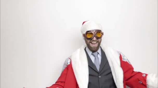 Geschäftsmann im Anzug des Weihnachtsmannes lächelt und tanzt lustig, — Stockvideo