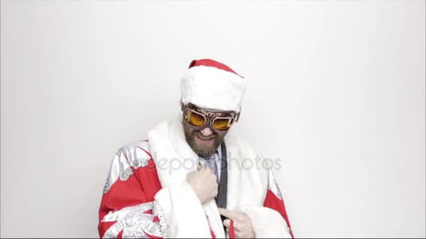 Zakenman in een pak van de kerstman zijn gezicht naar de camera gebracht, communiceert proberen om te zien wie was er, met camera, — Stockvideo