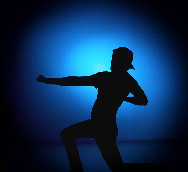 Silueta Rocker hombre posando sobre fondo azul — Foto de Stock