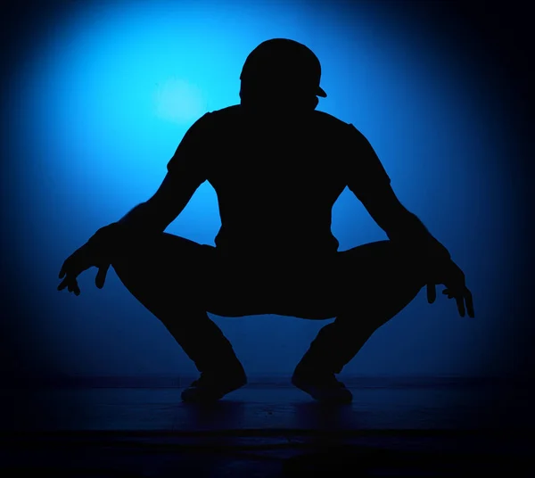 Silhouette Rocker Mann posiert auf blauem Hintergrund — Stockfoto