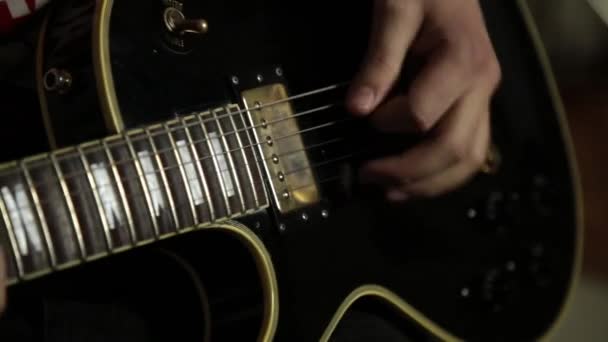 Гитаристы рок-группы играют на гитаре, руках крупным планом и гитарной шее — стоковое видео