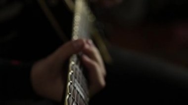 bir rock grubunun gitaristler çalış gitar, yakın çekim yakışıklı ve gitar boyun