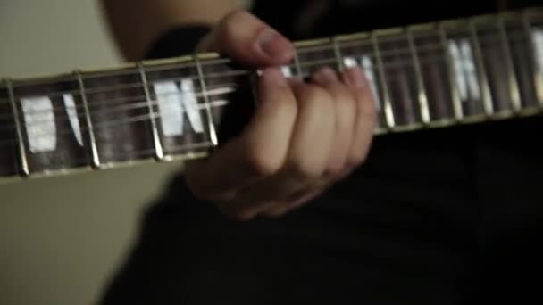 Guitarristas de uma banda de rock toca na guitarra, close-up mãos e guitarra pescoço — Vídeo de Stock