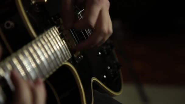 Chitarristi di una rock band suona la chitarra, mani da primo piano e manico di chitarra — Video Stock