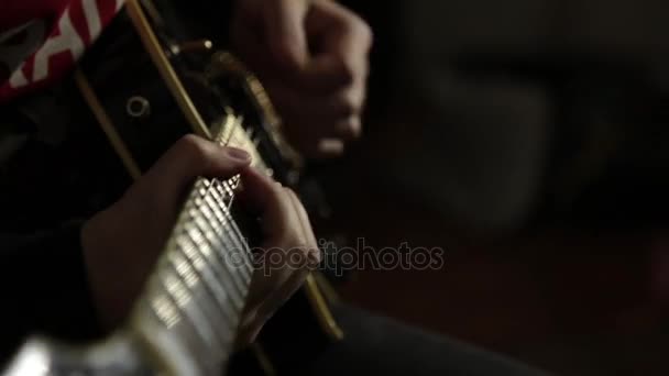 Guitarristas de una banda de rock toca en la guitarra, de cerca las manos y el cuello de la guitarra — Vídeo de stock