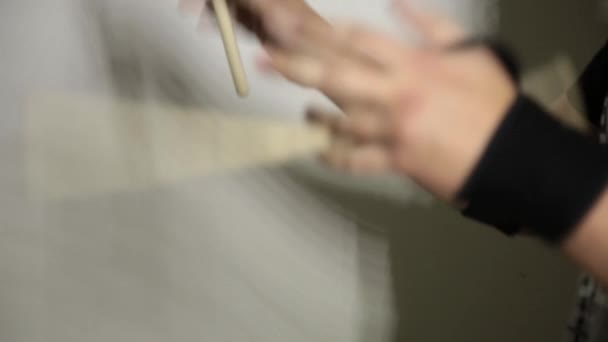 Крупним планом руки виразного молодого барабанщика з барабанною паличкою — стокове відео