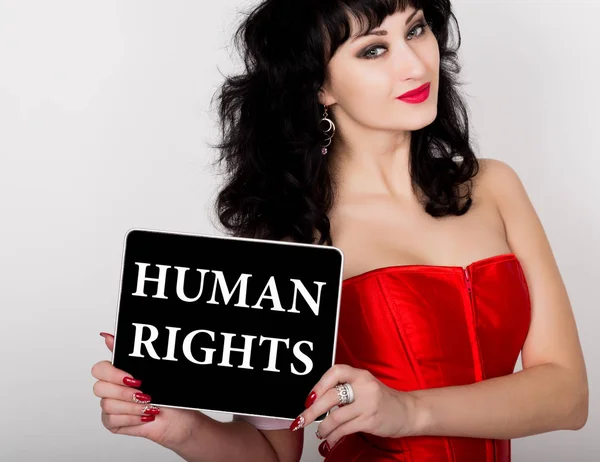 Diritti umani scritti sullo schermo virtuale. tecnologia, Internet e concetto di rete. donna sexy in un corsetto rosso che tiene tablet pc — Foto Stock