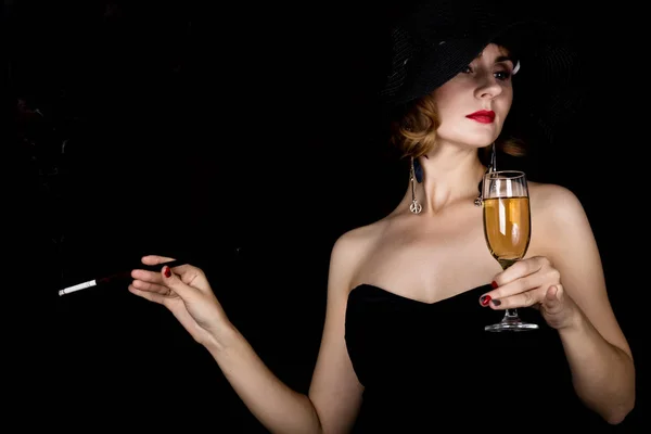 Skönhet retro kvinnlig modell med professionell makeup som håller munstycket och glas champagne. mode vintage kvinna på en mörk bakgrund — Stockfoto