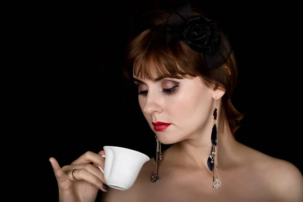 Красота ретро женской модели с профессиональным макияжем, пьем кофе или чай. мода винтажная женщина на темном фоне — стоковое фото
