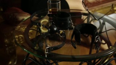 genç kadın alır gözlük ve arama bir telefon. closeup Bdsm aksesuarları ve seks oyuncakları.