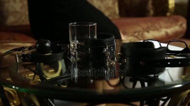 genç kadın gözlük ve kelepçeleri alır. closeup Bdsm aksesuarları ve seks oyuncakları.