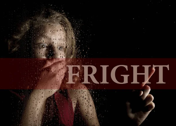 Τρομάρα γραμμένο σε εικονική οθόνη. χέρι του φοβισμένη νεαρή κοπέλα μελαγχολία και λυπημένος στο παράθυρο στη βροχή. — Φωτογραφία Αρχείου