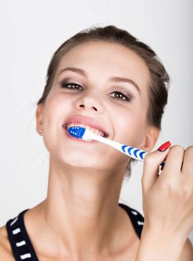 Genç bir kadın Close-Up Dişlerini fırçalıyor. Diş sağlık kavramı.