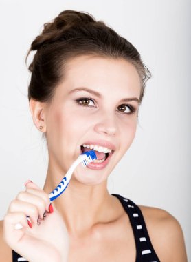 Genç bir kadın Close-Up Dişlerini fırçalıyor. Diş sağlık kavramı.