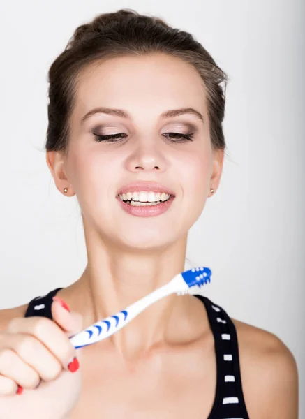 एका तरुण स्त्रीच्या जवळपास दात घासत आहेत. दंत आरोग्य सेवा संकल्पना . — स्टॉक फोटो, इमेज