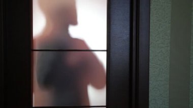 Kapının önünde duran işadamı, gitmek hazırlanıyor endişeli