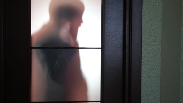 homme d'affaires debout devant la porte, se préparant à entrer, inquiet 
