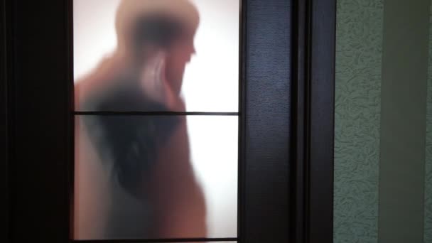 Homme d'affaires debout devant la porte, se préparant à entrer, inquiet — Video