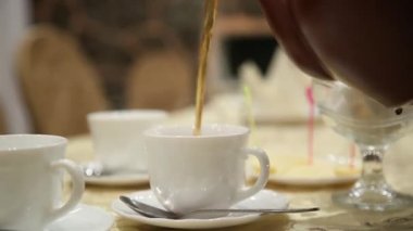 Kil su ısıtıcısı Buhar dan masada bardağa çay dökme
