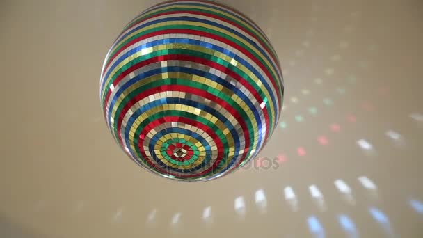 Specchi Disco Ball Spin. Rotazione e scintillio della sfera della discoteca mentre ruota su un ciclo perfetto . — Video Stock