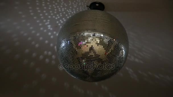 Specchi Disco Ball Spin. Rotazione e scintillio della sfera della discoteca mentre ruota su un ciclo perfetto . — Video Stock