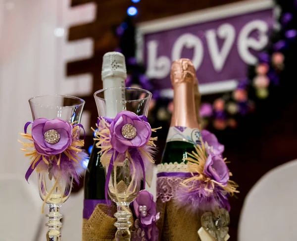 Любовная надпись на деревянном фоне, мигающие огни и цветы. Бутылка шампанского и бокалы — стоковое фото