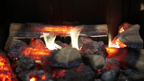 Hogar chimenea llena de madera y fuego, imitación — Vídeos de Stock