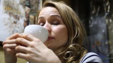 Kafede kahve veya çay içme üzgün, ciddi kadın