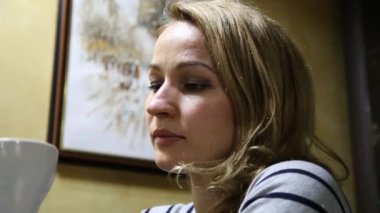 Kafede kahve veya çay içme üzgün, ciddi kadın