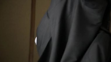 Sakallı iş icra adamı bir ceket, bir sonraki gün'den sonra bir parti bir soğuktan titreyerek ve esneme giyer