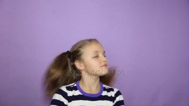 pigtails ile küçük kız başını sallar